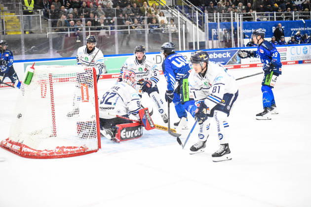 Straubing Tigers vs. Iserlohn Roosters, Eishockey, Deutsche Eishockey Liga, Penny DEL, 7.Spieltag, Saison 2026 2027, 09.10.2026 Max Bleicher (Straubing Tigers) ueberwindet Andreas Jenike (Iserlohn Roosters) und erziehlt das 1.DEL Tor, Eishockey Herren, Deutsche Eishockey Liga, Penny DEL, 5.Spieltag, Saison 2026 2027 am 09.10.2026 im Eisstadion am Pulverturm, Straubing Tigers (blau) gegen Iserlohn Roosters (weiss)