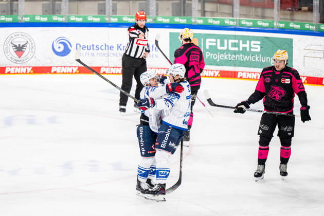 09.10.2026 - Eishockey - Saison 2026 2027 - Penny DEL - Nürnberg Ice Tigers Icetigers - Adler Mannheim - ThHa - xthxhax - Torjubel, Freude, Jubel Alexander Ehl (28, Adler Mannheim ) Lennard Nieleck (72, Adler Mannheim )