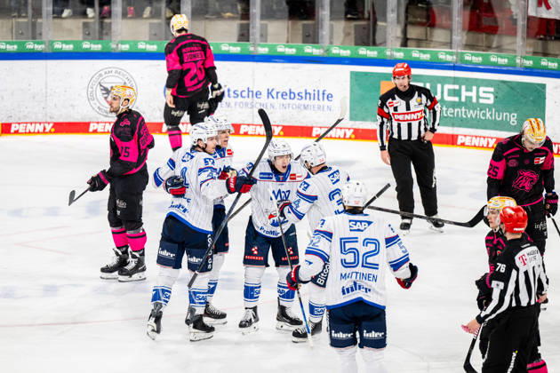 09.10.2026 - Eishockey - Saison 2026 2027 - Penny DEL - Nürnberg Ice Tigers Icetigers - Adler Mannheim - ThHa - xthxhax - Torjubel, Freude, Jubel Alexander Ehl (28, Adler Mannheim ) Lennard Nieleck (72, Adler Mannheim ) und Teamkollegen