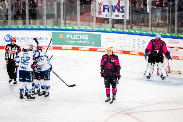 09.10.2026 - Eishockey - Saison 2026 2027 - Penny DEL - Nürnberg Ice Tigers Icetigers - Adler Mannheim - ThHa - xthxhax - William Dufour (25, Nürnberg Ice Tigers, NIT ) traurig, enttäuscht