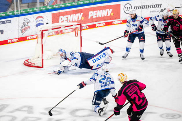 09.10.2026 - Eishockey - Saison 2026 2027 - Penny DEL - Nürnberg Ice Tigers Icetigers - Adler Mannheim - ThHa - xthxhax - Maximilian Franzreb (56, Adler Mannheim ) hält mit Hechtsprung