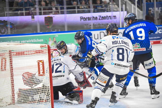 Straubing Tigers vs. Iserlohn Roosters, Eishockey, Deutsche Eishockey Liga, Penny DEL, 7.Spieltag, Saison 2026 2027, 09.10.2026 Skyler McKenzie (Straubing Tigers) vor Andreas Jenike (Iserlohn Roosters), Eishockey Herren, Deutsche Eishockey Liga, Penny DEL, 5.Spieltag, Saison 2026 2027 am 09.10.2026 im Eisstadion am Pulverturm, Straubing Tigers (blau) gegen Iserlohn Roosters (weiss)