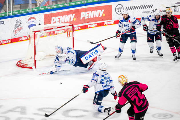 09.10.2026 - Eishockey - Saison 2026 2027 - Penny DEL - Nürnberg Ice Tigers Icetigers - Adler Mannheim - ThHa - xthxhax - Maximilian Franzreb (56, Adler Mannheim ) hält mit Hechtsprung