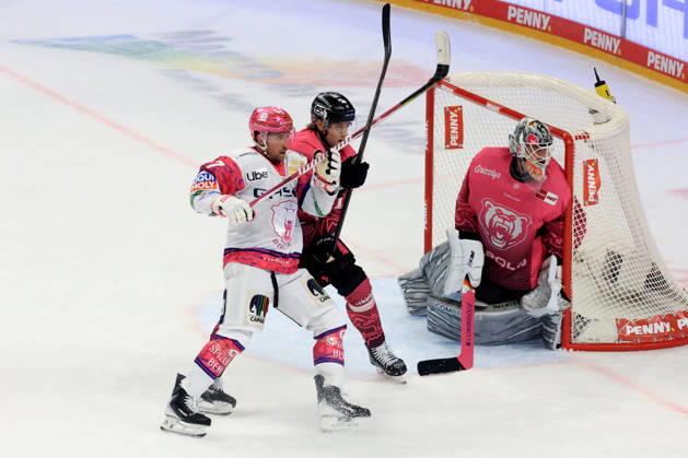 09.10.2026, DEU, GER, Eishockey, Spieltag, Saison 2026 27, Berlin, Eisbaeren Berlin vs. Gabriel Fontaine ( Eisbaeren Berlin 97 ), , Dustin Strahlmeier ( Grizzly Wolfsburg 1 ), Tommy Pasanen ( Grizzly Wolfsburg 16 ) nordphoto GmbH Engler Stadt Uber-Arena Bundesland Land Copyright: xNordphotox xEnglerx