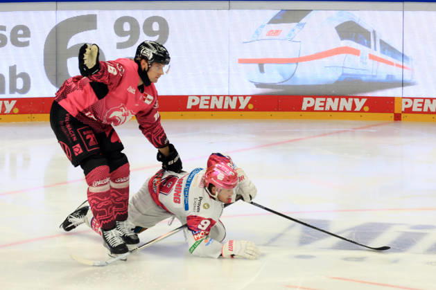 09.10.2026, DEU, GER, Eishockey, Spieltag, Saison 2026 27, Berlin, Eisbaeren Berlin vs. Grizzly Wolfsburg Ty Ronning ( Eisbaeren Berlin 9 ), Tommy Pasanen ( Grizzly Wolfsburg 16 ) nordphoto GmbH Engler Stadt Uber-Arena Bundesland Land Copyright: xNordphotox xEnglerx