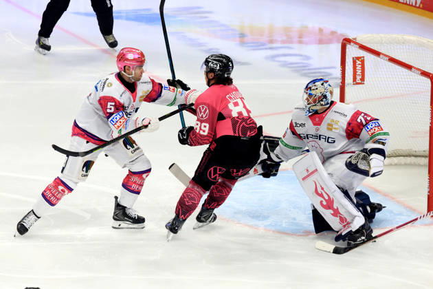 09.10.2026, DEU, GER, Eishockey, Spieltag, Saison 2026 27, Berlin, Eisbaeren Berlin vs. Grizzly Wolfsburg Jonas Neffin ( Eisbaeren Berlin 75 ), Mitch Reinke ( Eisbaeren Berlin 5 ), Matt Choupani ( Grizzly Wolfsburg 89 ) nordphoto GmbH Engler Stadt Uber-Arena Bundesland Land Copyright: xNordphotox xEnglerx