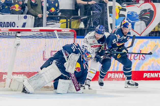 Mathias Niederberger (Torwart, EHC Red Bull Muenchen, 35) sichert einen Puck vor Daniel Schmoelz (ERC Ingolstadt, 92), rechts Maximilian Kastner (EHC Red Bull Muenchen, 93) GER, EHC Red Bull Muenchen vs. ERC Ingolstadt, DEL, Saison 2026 2027, 7. Spieltag, 09.10.2026. Foto: HMB Media Franz Feiner Copyright: HMBxMedia FranzxFeiner