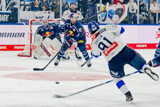 Mathias Niederberger (Torwart, EHC Red Bull Muenchen, 35) und Lukas Klok (EHC Red Bull Muenchen, 03) erwarten den Schuss von Riley Sheen (ERC Ingolstadt, 91), dahinter Austen Keating (ERC Ingolstadt, 89) GER, EHC Red Bull Muenchen vs. ERC Ingolstadt, DEL, Saison 2026 2027, 7. Spieltag, 09.10.2026. Foto: HMB Media Franz Feiner Copyright: HMBxMedia FranzxFeiner