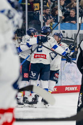 Die Ingolstaedter bejubeln mit Sam Ruopp (ERC Ingolstadt, 02) dessen Tor zum 0:3 GER, EHC Red Bull Muenchen vs. ERC Ingolstadt, DEL, Saison 2026 2027, 7. Spieltag, 09.10.2026. Foto: HMB Media Franz Feiner Copyright: HMBxMedia FranzxFeiner