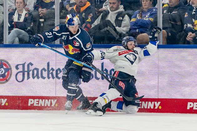 Kampf um den Puck Zweikampf zwischen Dominik Kahun (EHC Red Bull Muenchen, 21) und Nicolas Appendino (ERC Ingolstadt, 21) GER, EHC Red Bull Muenchen vs. ERC Ingolstadt, DEL, Saison 2026 2027, 7. Spieltag, 09.10.2026. Foto: HMB Media Franz Feiner Copyright: HMBxMedia FranzxFeiner