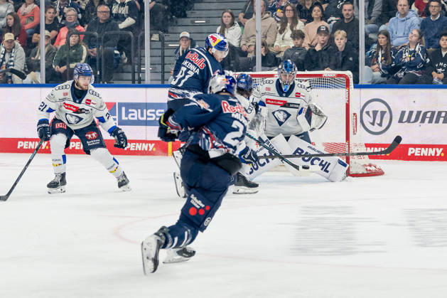 Jonas Stettmer (Torwart, ERC Ingolstadt, 01) erwartet den Schuss von Ryan Murphy (EHC Red Bull Muenchen, 24) GER, EHC Red Bull Muenchen vs. ERC Ingolstadt, DEL, Saison 2026 2027, 7. Spieltag, 09.10.2026. Foto: HMB Media Franz Feiner Copyright: HMBxMedia FranzxFeiner