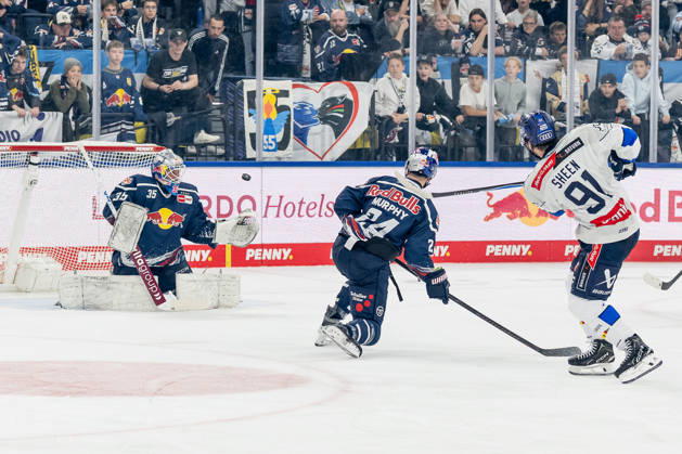 Ryan Murphy (EHC Red Bull Muenchen, 24) kann den Schuss von Riley Sheen (ERC Ingolstadt, 91) auf das Tor von Mathias Niederberger (Torwart, EHC Red Bull Muenchen, 35) nicht verhindern GER, EHC Red Bull Muenchen vs. ERC Ingolstadt, DEL, Saison 2026 2027, 7. Spieltag, 09.10.2026. Foto: HMB Media Franz Feiner Copyright: HMBxMedia FranzxFeiner