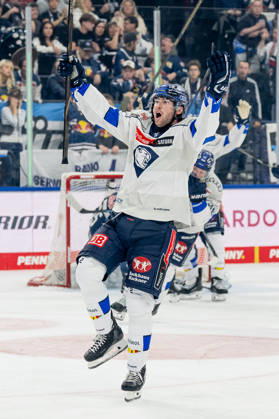 Sam Ruopp (ERC Ingolstadt, 02) bejubelt sein Tor zum 0:4 GER, EHC Red Bull Muenchen vs. ERC Ingolstadt, DEL, Saison 2026 2027, 7. Spieltag, 09.10.2026. Foto: HMB Media Franz Feiner Copyright: HMBxMedia FranzxFeiner