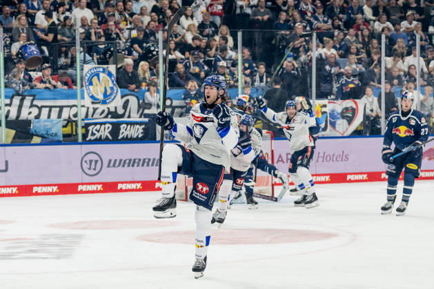 Sam Ruopp (ERC Ingolstadt, 02) bejubelt sein Tor zum 0:4 GER, EHC Red Bull Muenchen vs. ERC Ingolstadt, DEL, Saison 2026 2027, 7. Spieltag, 09.10.2026. Foto: HMB Media Franz Feiner Copyright: HMBxMedia FranzxFeiner