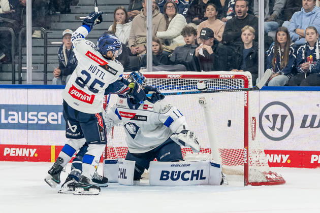 Veit Oswald (EHC Red Bull Muenchen, 27) verpasst gegen Leon Huettl (ERC Ingolstadt, 25) und Jonas Stettmer (Torwart, ERC Ingolstadt, 01) GER, EHC Red Bull Muenchen vs. ERC Ingolstadt, DEL, Saison 2026 2027, 7. Spieltag, 09.10.2026. Foto: HMB Media Franz Feiner Copyright: HMBxMedia FranzxFeiner