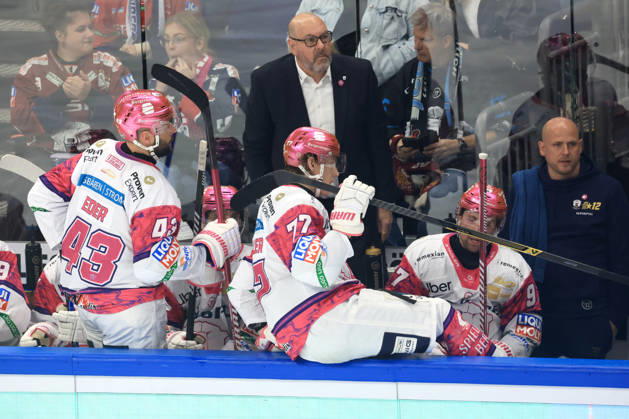 09.10.2026, DEU, GER, Eishockey, Spieltag, Saison 2026 27, Berlin, Eisbaeren Berlin vs. Grizzly Wolfsburg Cheftrainer Eric Dubois ( Eisbaeren Berlin ), Eisbareren-Spielerbank nordphoto GmbH Engler Stadt Uber-Arena Bundesland Land Copyright: xNordphotox xEnglerx