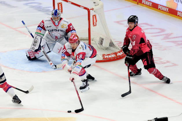09.10.2026, DEU, GER, Eishockey, Spieltag, Saison 2026 27, Berlin, Eisbaeren Berlin vs. Grizzly Wolfsburg Jonas Neffin ( Eisbaeren Berlin 75 ), Jonas Mueller ( Eisbaeren Berlin 18 ), Ross Mauermann ( Grizzly Wolfsburg 28 ) nordphoto GmbH Engler Stadt Uber-Arena Bundesland Land Copyright: xNordphotox xEnglerx