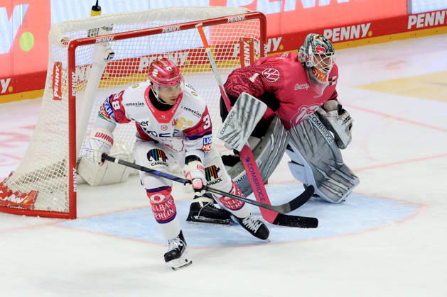 09.10.2026, DEU, GER, Eishockey, Spieltag, Saison 2026 27, Berlin, Eisbaeren Berlin vs. Grizzly Wolfsburg Yannick Veilleux ( Eisbaeren Berlin 38 ), Dustin Strahlmeier ( Grizzly Wolfsburg 1 ) nordphoto GmbH Engler Stadt Uber-Arena Bundesland Land Copyright: xNordphotox xEnglerx