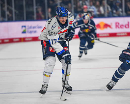 09.10.2026, München, Deutschland. PENNY DEL, Deutsche Eishockey Liga, Saison 2026 27, 7. Spieltag: EHC Red Bull München gegen ERC Ingolstadt im SAP Garden in München. Taro Hirose (EHC Red Bull München) beim Pass, beim Zuspiel, bei der Puckabgabe