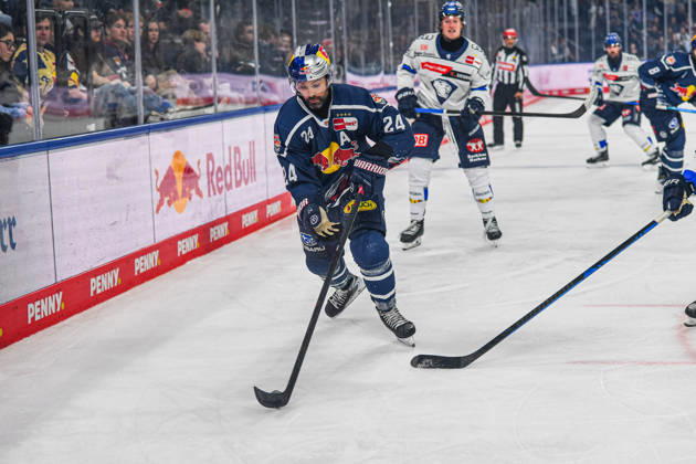 09.10.2026, München, Deutschland. PENNY DEL, Deutsche Eishockey Liga, Saison 2026 27, 7. Spieltag: EHC Red Bull München gegen ERC Ingolstadt im SAP Garden in München. Ryan Murphy (EHC Red Bull München) am Puck, mit dem Puck, in Puckbesitz