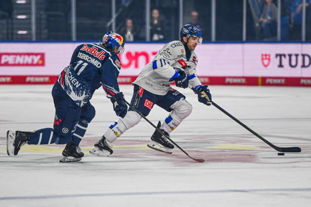 09.10.2026, München, Deutschland. PENNY DEL, Deutsche Eishockey Liga, Saison 2026 27, 7. Spieltag: EHC Red Bull München gegen ERC Ingolstadt im SAP Garden in München. Kenny Agostino (ERC Ingolstadt) am Puck, mit dem Puck, in Puckbesitz
