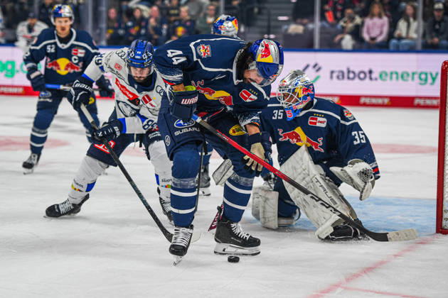 09.10.2026, München, Deutschland. PENNY DEL, Deutsche Eishockey Liga, Saison 2026 27, 7. Spieltag: EHC Red Bull München gegen ERC Ingolstadt im SAP Garden in München. Trevor Carrick (EHC Red Bull München) am Puck, mit dem Puck, in Puckbesitz