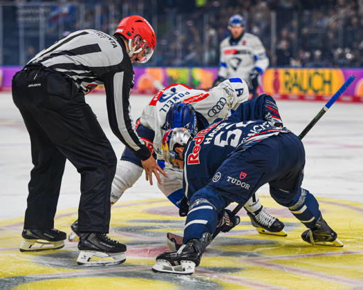 09.10.2026, München, Deutschland. PENNY DEL, Deutsche Eishockey Liga, Saison 2026 27, 7. Spieltag: EHC Red Bull München gegen ERC Ingolstadt im SAP Garden in München. Patrick Hager (EHC Red Bull München) im Eishockey Bully
