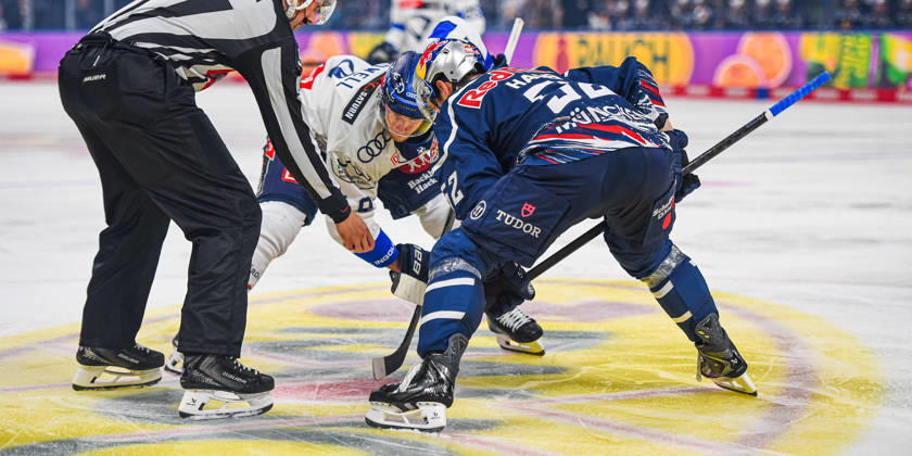 09.10.2026, München, Deutschland. PENNY DEL, Deutsche Eishockey Liga, Saison 2026 27, 7. Spieltag: EHC Red Bull München gegen ERC Ingolstadt im SAP Garden in München. Patrick Hager (EHC Red Bull München) im Eishockey Bully