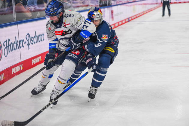 09.10.2026, München, Deutschland. PENNY DEL, Deutsche Eishockey Liga, Saison 2026 27, 7. Spieltag: EHC Red Bull München gegen ERC Ingolstadt im SAP Garden in München. Tobias Rieder (EHC Red Bull München) mit Riley Barber (ERC Ingolstadt) im Zweikampf, im Duell, im Kampf um den Puck