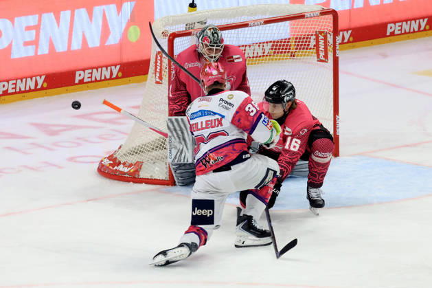 09.10.2026, DEU, GER, Eishockey, Spieltag, Saison 2026 27, Berlin, Eisbaeren Berlin vs. Grizzly Wolfsburg Yannick Veilleux ( Eisbaeren Berlin 38 ), Dustin Strahlmeier ( Grizzly Wolfsburg 1 ), Tommy Pasanen ( Grizzly Wolfsburg 16 ) nordphoto GmbH Engler Stadt Uber-Arena Bundesland Land Copyright: xNordphotox xEnglerx