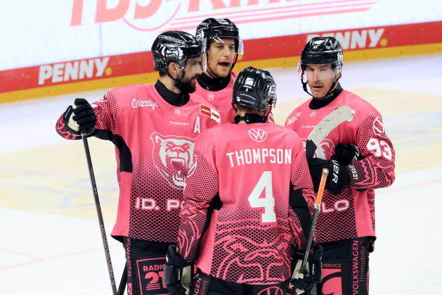 09.10.2026, DEU, GER, Eishockey, Spieltag, Saison 2026 27, Berlin, Eisbaeren Berlin vs. Grizzly Wolfsburg Wolfsburger-Spieler-Kreis, Keaton Thompson ( Grizzly Wolfsburg 4 ), Spencer Machacek ( Grizzly Wolfsburg 93 ), Julian Melchiori ( Grizzly Wolfsburg 44 ), nordphoto GmbH Engler Stadt Uber-Arena Bundesland Land Copyright: xNordphotox xEnglerx
