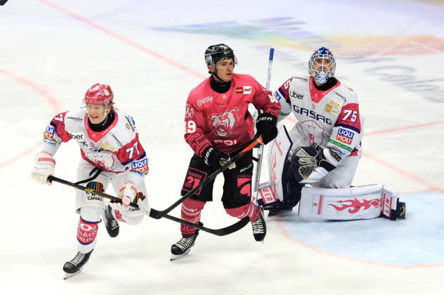 09.10.2026, DEU, GER, Eishockey, Spieltag, Saison 2026 27, Berlin, Eisbaeren Berlin vs. Grizzly Wolfsburg Eric Hoerdler ( Eisbaeren Berlin 77 ), Jonas Neffin ( Eisbaeren Berlin 75 ), Bobby Lynch ( Grizzly Wolfsburg 49 ) nordphoto GmbH Engler Stadt Uber-Arena Bundesland Land Copyright: xNordphotox xEnglerx