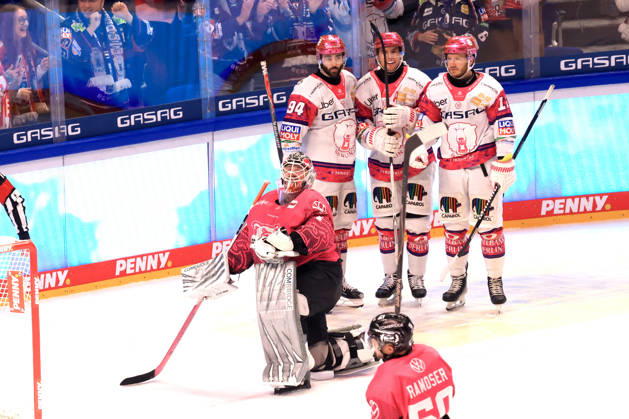 09.10.2026, DEU, GER, Eishockey, Spieltag, Saison 2026 27, Berlin, Eisbaeren Berlin vs. Grizzly Wolfsburg 1:0 durch Frederik Tiffels ( Eisbaeren Berlin 95 ), Eisbaeren-Spielerkreis, Jubel, jubelt, Freude, Glueck, gluecklich, positive Emotionen, Dustin Strahlmeier ( Grizzly Wolfsburg 1 ) nordphoto GmbH Engler Stadt Uber-Arena Bundesland Land Copyright: xNordphotox xEnglerx
