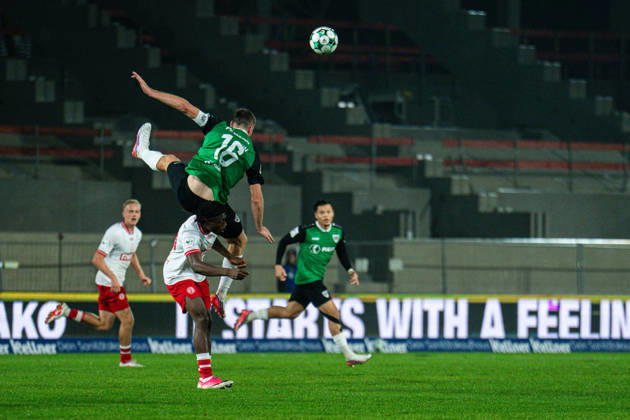 09.10.2026: 3. Liga, 8. Spieltag, SC Preußen Münster vs. Rot-Weiss Essen im LVM-Preußenstadion. Torge Paetow (Münster) fliegt beim Kopfballduell am Boden WICHTIGER HINWEIS: Gemäß den Vorgaben des DFB und der DFL ist es untersagt, in dem Stadion und oder vom Spiel angefertigte Fotoaufnahmen in Form von Sequenzbildern und oder videoähnlichen Fotostrecken zu verwerten bzw. verwerten zu lassen. Copyright: xJordyxFourgonx