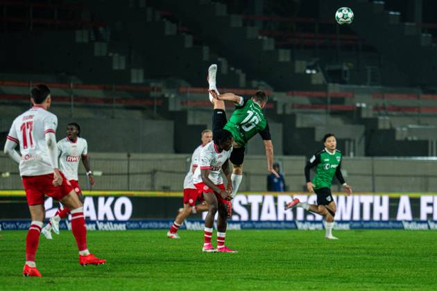 09.10.2026: 3. Liga, 8. Spieltag, SC Preußen Münster vs. Rot-Weiss Essen im LVM-Preußenstadion. Torge Paetow (Münster) fliegt beim Kopfballduell am Boden WICHTIGER HINWEIS: Gemäß den Vorgaben des DFB und der DFL ist es untersagt, in dem Stadion und oder vom Spiel angefertigte Fotoaufnahmen in Form von Sequenzbildern und oder videoähnlichen Fotostrecken zu verwerten bzw. verwerten zu lassen. Copyright: xJordyxFourgonx