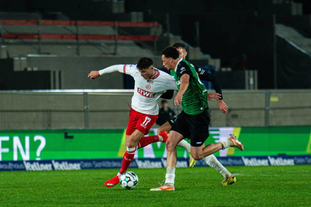 09.10.2026: 3. Liga, 8. Spieltag, SC Preußen Münster vs. Rot-Weiss Essen im LVM-Preußenstadion. Semir Telalovic (Essen) wird zurückgehalten WICHTIGER HINWEIS: Gemäß den Vorgaben des DFB und der DFL ist es untersagt, in dem Stadion und oder vom Spiel angefertigte Fotoaufnahmen in Form von Sequenzbildern und oder videoähnlichen Fotostrecken zu verwerten bzw. verwerten zu lassen. Copyright: xJordyxFourgonx