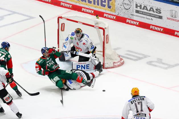 im Zweikampf, Aktion, mit Philipp Krauss 20 (Augsburger Panther), Torwart Kristers Gudlevskis (Fischtown Pinguins 30), Augsburger Panther vs. Fischtown Pinguins, 7. Spieltag, Eishockey, Penny-DEL, 09.10.2026 Augsburg Bayern Deutschland