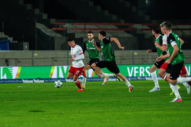 09.10.2026: 3. Liga, 8. Spieltag, SC Preußen Münster vs. Rot-Weiss Essen im LVM-Preußenstadion. Semir Telalovic (Essen) am Ball gegen Verteidiger WICHTIGER HINWEIS: Gemäß den Vorgaben des DFB und der DFL ist es untersagt, in dem Stadion und oder vom Spiel angefertigte Fotoaufnahmen in Form von Sequenzbildern und oder videoähnlichen Fotostrecken zu verwerten bzw. verwerten zu lassen. Copyright: xJordyxFourgonx
