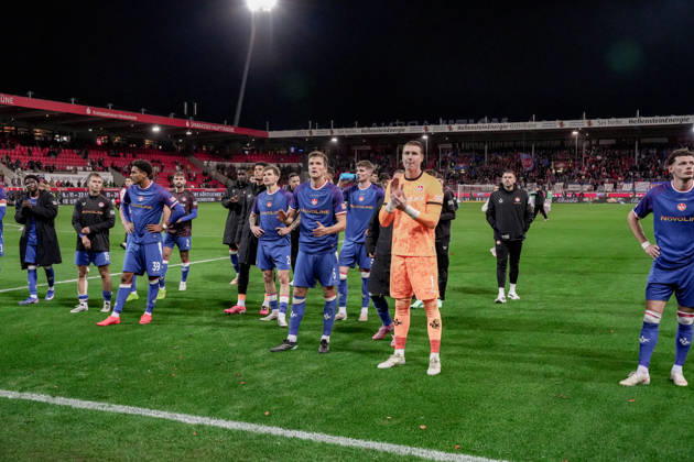 Deutschland: Fussball Saison 2026 2027 , 2. Bundesliga , 7. Spieltag , 1. FC Heidenheim vs. 1. FC Kaiserslautern - Voith-Arena (Heidenheim) : Mannschaft nach dem Spiel bei den Fans, Geste, Gestik, Emotion Heidenheim Voith-Arena Deutschland Germany Copyright: xBennetxLongx