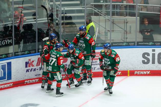 die Mannschaft freut sich ueber das Tor von D.J. Busdeker 14 (Augsburger Panther) zum 1:0, Augsburger Panther vs. Fischtown Pinguins, 7. Spieltag, Eishockey, Penny-DEL, 09.10.2026 Augsburg Bayern Deutschland