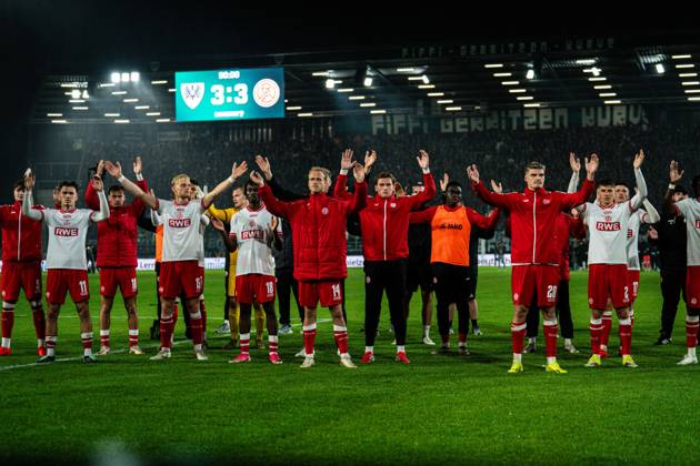 09.10.2026: 3. Liga, 8. Spieltag, SC Preußen Münster vs. Rot-Weiss Essen im LVM-Preußenstadion. Rot Weiss Essen vor der Kurve WICHTIGER HINWEIS: Gemäß den Vorgaben des DFB und der DFL ist es untersagt, in dem Stadion und oder vom Spiel angefertigte Fotoaufnahmen in Form von Sequenzbildern und oder videoähnlichen Fotostrecken zu verwerten bzw. verwerten zu lassen. Copyright: xJordyxFourgonx