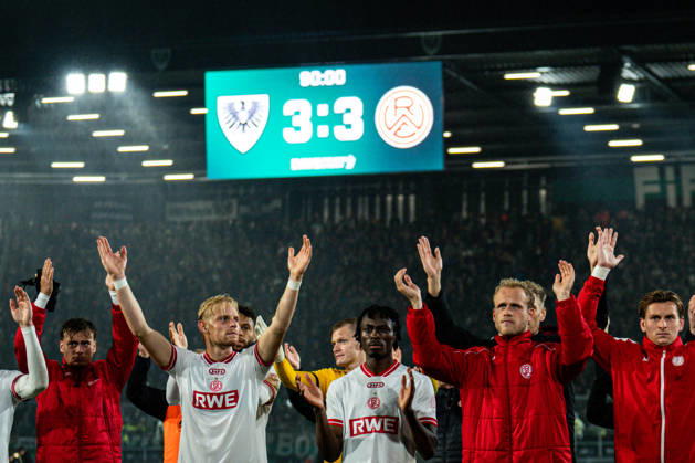 09.10.2026: 3. Liga, 8. Spieltag, SC Preußen Münster vs. Rot-Weiss Essen im LVM-Preußenstadion. Rot Weiss Essen vor der Kurve WICHTIGER HINWEIS: Gemäß den Vorgaben des DFB und der DFL ist es untersagt, in dem Stadion und oder vom Spiel angefertigte Fotoaufnahmen in Form von Sequenzbildern und oder videoähnlichen Fotostrecken zu verwerten bzw. verwerten zu lassen. Copyright: xJordyxFourgonx