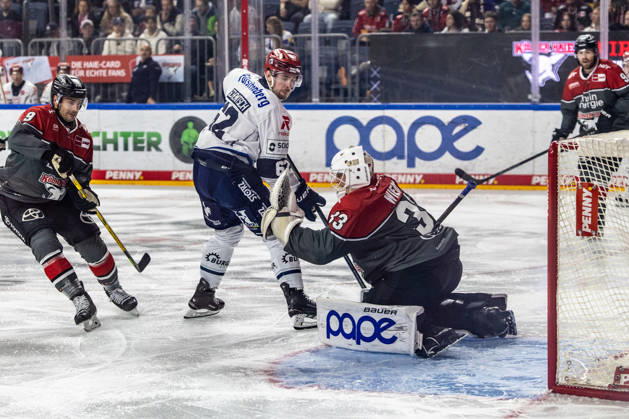 Thomas Schemitsch (Schwenninger Wild Wings, 62) vs Nico Wiens (Koelner Haie, 33), Maximilian Kammerer (Koelner Haie, 09) Koelner Haie vs. Schwenninger Wild Wings, Eishockey, Penny DEL, Spieltag 07, 2026 2027, 09.10.2026 Koelner Haie vs. Schwenninger Wild Wings, Eishockey, Penny DEL, Spieltag 07, 2026 2027, 09.10.2026 Koeln Copyright: xEibner-Pressefoto GerhardxWingenderx EP_GWR