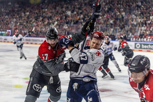 Alexander Karachun (Schwenninger Wild Wings, 47) verzieht das Gesicht im Zweikampf mit Brady Austin (Koelner Haie, 57) Koelner Haie vs. Schwenninger Wild Wings, Eishockey, Penny DEL, Spieltag 07, 2026 2027, 09.10.2026 Koelner Haie vs. Schwenninger Wild Wings, Eishockey, Penny DEL, Spieltag 07, 2026 2027, 09.10.2026 Koeln Copyright: xEibner-Pressefoto GerhardxWingenderx EP_GWR