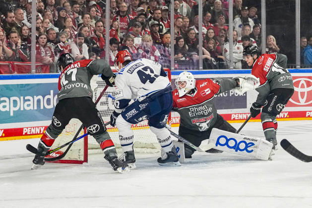 Eishockey Penny-DEL 7.Spieltag Kölner Haie - Schwenninger Wild Wings am 09.10.2026 in der Lanxess Arena in Köln v.l.n.r. , Veli-Matti Vittasmäki ( Köln ), Alexander Karachun ( Schwenningen ), Nico Wiens ( Köln ), Jan Luca Sennhenn ( Köln ) Gemäß den Vorgaben der DEL Deutsche Eishockey Liga ist die Publikation und Weiterverwertung der Aufnahmen in elektronischen Medien und Endgeräten aller Art während des laufenden Spiels nicht zulässig.