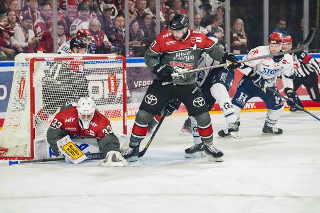 Eishockey Penny-DEL 7.Spieltag Kölner Haie - Schwenninger Wild Wings am 09.10.2026 in der Lanxess Arena in Köln Nico Wiens ( Köln ), links - Brady Austin ( Köln ), mitte - Alexander Karachun ( Schwenningen ), rechts Gemäß den Vorgaben der DEL Deutsche Eishockey Liga ist die Publikation und Weiterverwertung der Aufnahmen in elektronischen Medien und Endgeräten aller Art während des laufenden Spiels nicht zulässig.