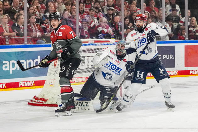 Eishockey Penny-DEL 7.Spieltag Kölner Haie - Schwenninger Wild Wings am 09.10.2026 in der Lanxess Arena in Köln Daniel Fischbuch ( Köln ), links - Joacim Eriksson ( Schwenningen ), mitte - Dominik Bittner ( Schwenningen ), rechts Gemäß den Vorgaben der DEL Deutsche Eishockey Liga ist die Publikation und Weiterverwertung der Aufnahmen in elektronischen Medien und Endgeräten aller Art während des laufenden Spiels nicht zulässig.