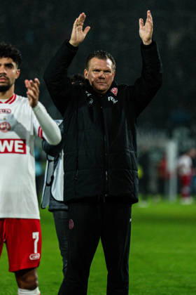 09.10.2026: 3. Liga, 8. Spieltag, SC Preußen Münster vs. Rot-Weiss Essen im LVM-Preußenstadion. Uwe Koschinat (Essen) WICHTIGER HINWEIS: Gemäß den Vorgaben des DFB und der DFL ist es untersagt, in dem Stadion und oder vom Spiel angefertigte Fotoaufnahmen in Form von Sequenzbildern und oder videoähnlichen Fotostrecken zu verwerten bzw. verwerten zu lassen. Copyright: xJordyxFourgonx