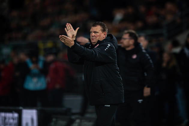 09.10.2026: 3. Liga, 8. Spieltag, SC Preußen Münster vs. Rot-Weiss Essen im LVM-Preußenstadion. Uwe Koschinat (Essen) gibt Anweisungen WICHTIGER HINWEIS: Gemäß den Vorgaben des DFB und der DFL ist es untersagt, in dem Stadion und oder vom Spiel angefertigte Fotoaufnahmen in Form von Sequenzbildern und oder videoähnlichen Fotostrecken zu verwerten bzw. verwerten zu lassen. Copyright: xJordyxFourgonx