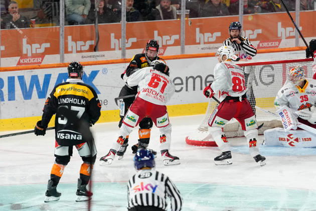 3014 Bern BE, Switzerland - October 09: Tristan Scherwey (10 SCB) is fighting against Dominic Zwerger (61 EHCB) during the National League match between SC Bern and EHC Biel-Bienne at PostFinance Arena on October 09, 2026 in 3014 Bern BE, Switzerland. Copyright: xKjetilxWaberx xSPPx Sportspressphoto_SPR249684